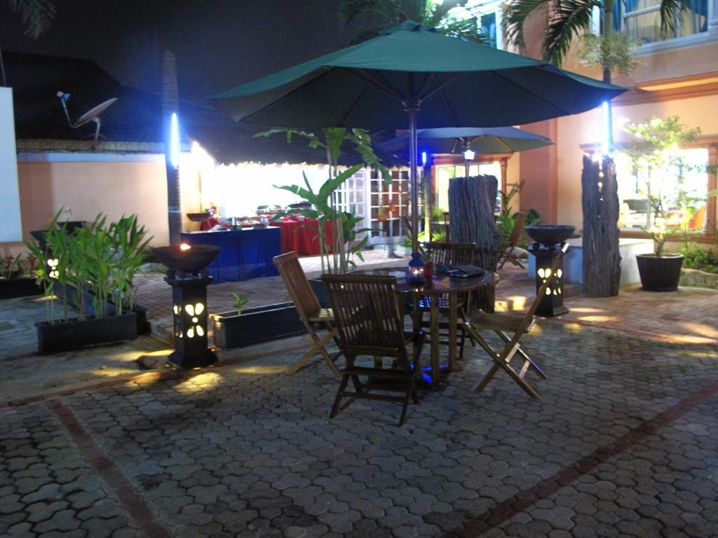 Gaja Hotel Pekanbaru Exterior foto