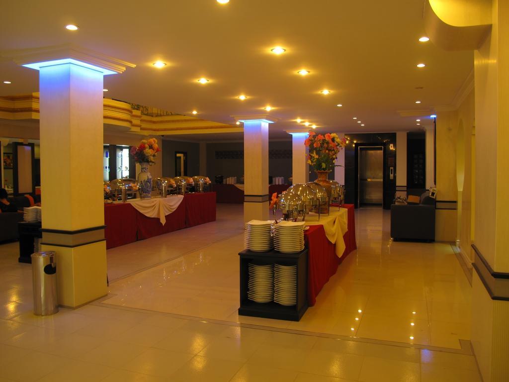 Gaja Hotel Pekanbaru Exterior foto